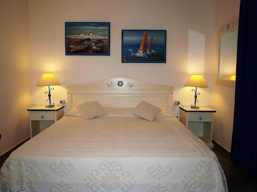 Hotel La Conchiglia Ла-Маддалена Экстерьер фото