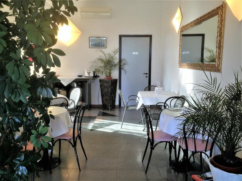 Hotel La Conchiglia Ла-Маддалена Экстерьер фото